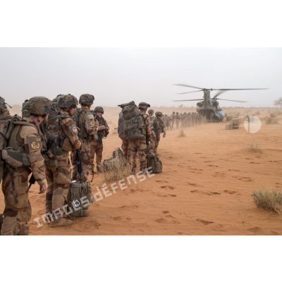 Des marsouins du 2e régiment d'infanterie de marine (RIMa) attendent d'embarquer à bord d'un hélicoptère britannique Chinook Ch-47 à Gossi, au Mali.