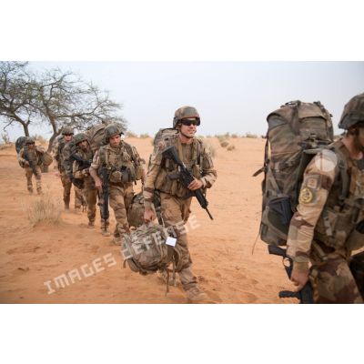 Des marsouins du 2e régiment d'infanterie de marine (RIMa) attendent leur départ pour la relève à Gossi, au Mali.