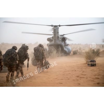 Des marsouins du 2e régiment d'infanterie de marine (RIMa) embarquent à bord d'un hélicoptère britannique Chinook Ch-47 à Gossi, au Mali.