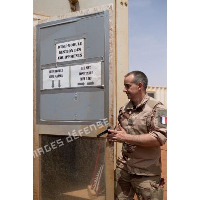 Le capitaine Julien présente le module gestion des équipements à Gao, au Mali.