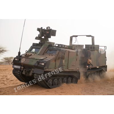 Un véhicule de haute mobilité (VHM) du 7e bataillon de chasseurs alpins (BCA) progresse dans le Gourma malien.