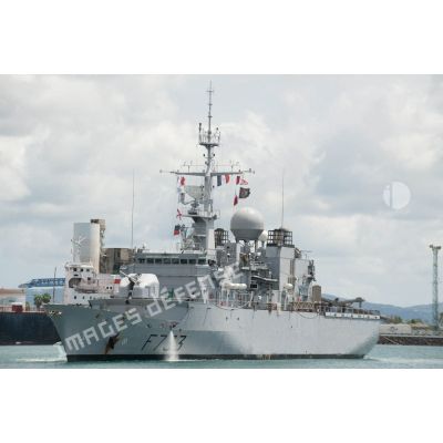 La frégate de surveillance Ventôse manoeuvre pour se mettre à quai dans la base navale de Fort-de-France, en Martinique.