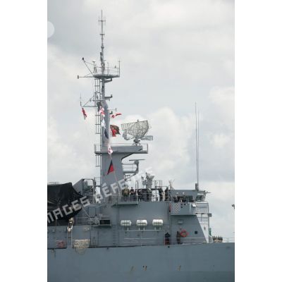 La frégate de surveillance Ventôse manoeuvre pour se mettre à quai dans la base navale de Fort-de-France, en Martinique.