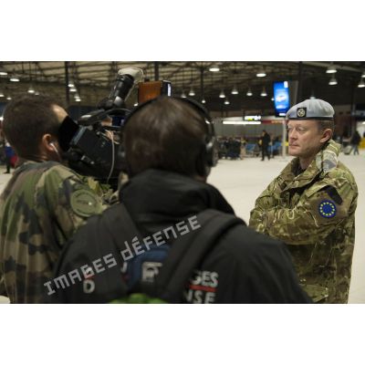 Un colonel britanique accorde une interview à une équipe de tournage de l'Etablissement de communication et de production audiovisuelle de la défense (ECPAD) à l'aéroport de Roissy-Charles-de-Gaulle.