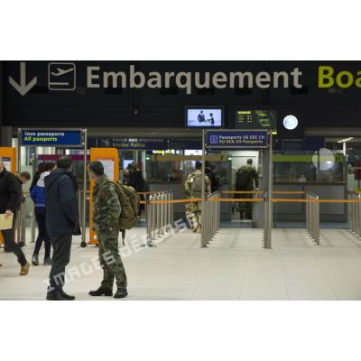 Des instructeurs européens se dirigent vers la zone d'embarquement à l'aéroport de Roissy-Charles-de-Gaulle.
