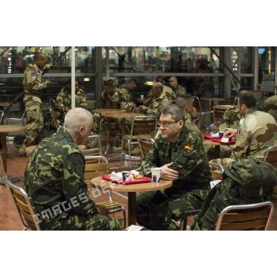 Des instructeurs espagnols discutent lors d'un petit-déjeuner à la cafétéria de l'aéroport de Roissy-Charles-de-Gaulle.