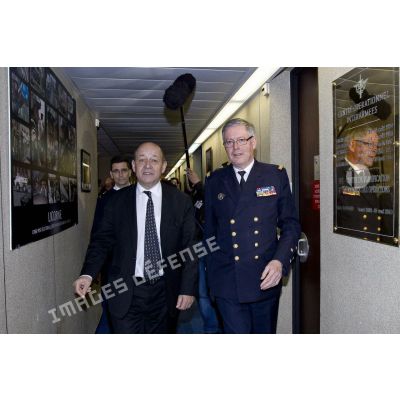 Arrivée du ministre de la Défense Jean-Yves Le Drian accompagné de l'amiral Edouard Guillaud, chef d'état major des armées (CEMA) au centre de planification et de conduite des opérations (CPCO).
