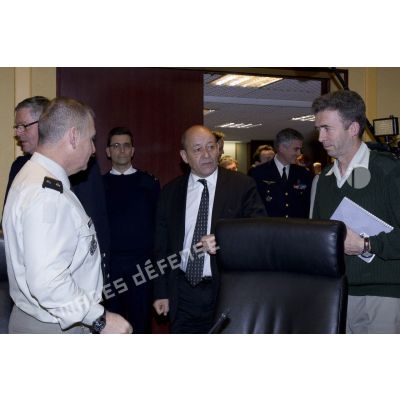 Le ministre de la Défense Jean-Yves Le Drian est accueilli par les généraux Christophe Gomart, directeur du renseignement militaire (DRM) et Patrick Brethous, chef du centre de planification et de conduite des opérations (CPCO).