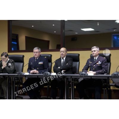 Le ministre de la Défense Jean-Yves Le Drian dirige une réunion aux côtés de l'amiral Edouard Guillaud, chef d'état major des armées (CEMA), au centre de planification et de conduite des opérations (CPCO).