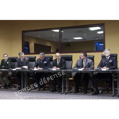 Le ministre de la Défense Jean-Yves Le Drian dirige une réunion aux côtés de l'amiral Edouard Guillaud, chef d'état major des armées (CEMA), au centre de planification et de conduite des opérations (CPCO).