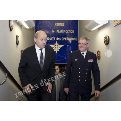 Départ du ministre de la Défense Jean-Yves Le Drian accompagné de l'amiral Edouard Guillaud, chef d'état major des armées (CEMA) du centre de planification et de conduite des opérations (CPCO).