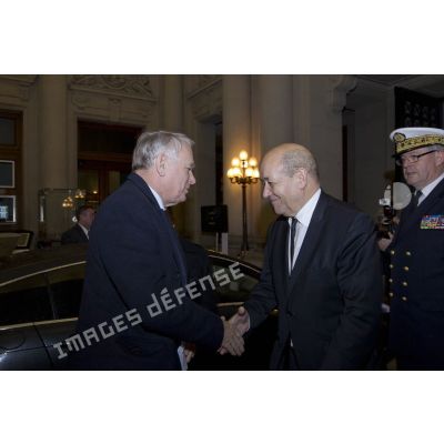 Le ministre de la Défense Jean-Yves Le Drian accueille le Premier ministre Jean-Marc Ayrault aux côtés de l'amiral Edouard Guillaud, chef d'état major des armées (CEMA), au centre de planification et de conduite des opérations (CPCO).
