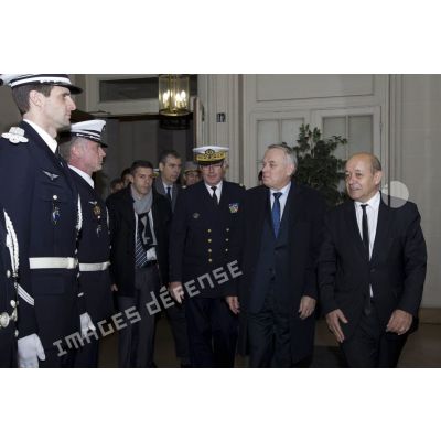 Le Premier ministre Jean-Marc Ayrault et le ministre de la Défense Jean-Yves Le Drian sont accueillis par un piquet d'honneur de la gendarmerie de l'air au centre de planification et de conduite des opérations (CPCO).