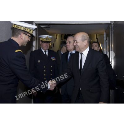 Accueil du Premier ministre Jean-Marc Ayrault et du ministre de la Défense Jean-Yves Le Drian au centre de planification et de conduite des opérations (CPCO).