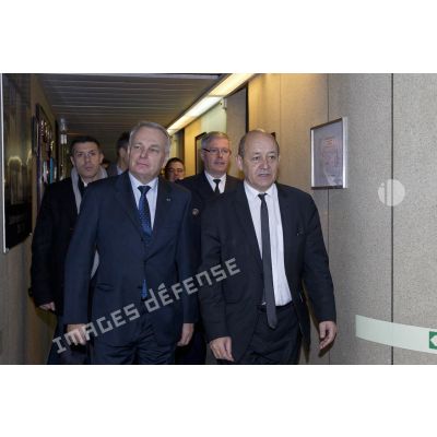 Portrait du Premier ministre Jean-Marc Ayrault et du ministre de la Défense Jean-Yves Le Drian à leur arrivée au centre de planification et de conduite des opérations (CPCO).