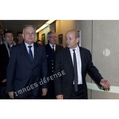 Portrait du Premier ministre Jean-Marc Ayrault et du ministre de la Défense Jean-Yves Le Drian à leur arrivée au centre de planification et de conduite des opérations (CPCO).