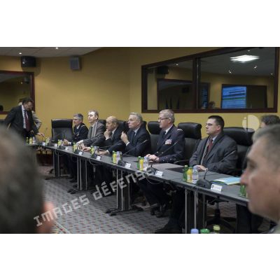 Le ministre de la Défense Jean-Yves Le Drian et le Premier ministre Jean-Marc Ayrault président une réunion de commandement au centre de planification et de conduite des opérations (CPCO).