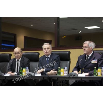 Le ministre de la Défense Jean-Yves Le Drian et le Premier ministre Jean-Marc Ayrault président une réunion de commandement au centre de planification et de conduite des opérations (CPCO).