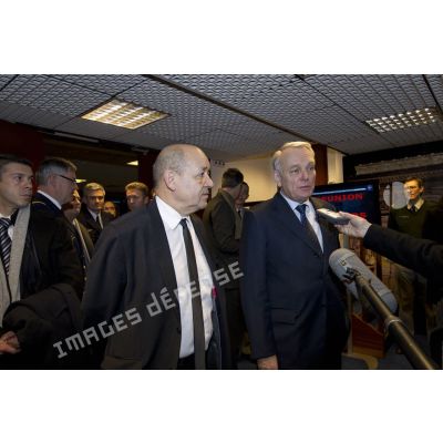 Le Premier ministre Jean-Marc Ayrault et le ministre de la Défense Jean-Yves Le Drian répondent à des journalistes à l'issue d'une réunion au centre de planification et de conduite des opérations (CPCO).