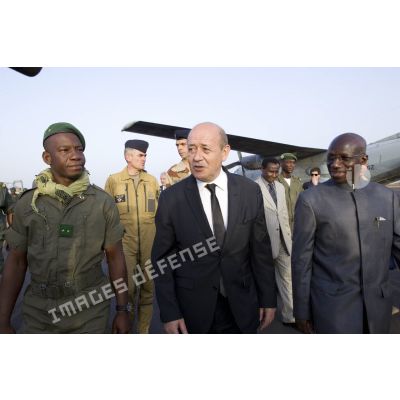 Le ministre de la Défense Jean-Yves Le Drian est accompagné par son homologue malien Yamoussa Camara et le général Ibrahim Dayirou Dembélé, chef d'état major des armées (CEMA) maliennes, à son arrivée à l'aéroport de Bamako, au Mali.