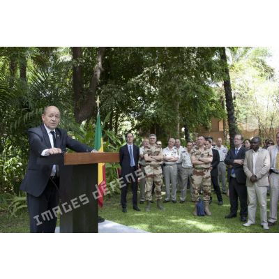 Le ministre de la Défense Jean-Yves Le Drian prononce un discours lors d'une conférence de presse à Bamako, au Mali.
