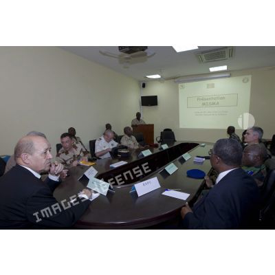 Le ministre de la Défense Jean-Yves Le Drian participe à une réunion avec les militaires de la mission internationale de soutien au Mali sous conduite africaine (MISMA) à Bamako, au Mali.