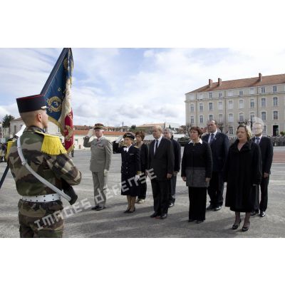 Le ministre de la Défénse Jean-Yves Le Drian rend honneur au drapeau du 1er régiment d'infanterie de marine (1er RIMa) aux côtés d'élus locaux.