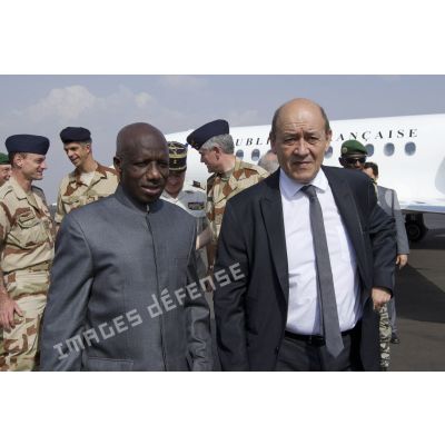 Le ministre de la Défense Jean-Yves Le Drian est accueilli par son homologue malien Yamoussa Camara à son arrivée à l'aéroport de Bamako, au Mali.