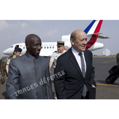 Le ministre de la Défense Jean-Yves Le Drian est accueilli par son homologue malien Yamoussa Camara à son arrivée à l'aéroport de Bamako, au Mali.