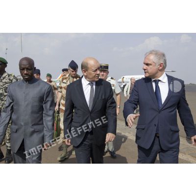 Le ministre de la Défense Jean-Yves Le Drian est accueilli par son homologue malien Yamousa Cabara et par l'ambassadeur de France Gilles Huberson à son arrivée à l'aéroport de Bamako, au Mali.