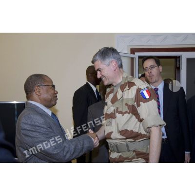 Le Premier ministre malien Diango Cissoko discute avec le général de corps d'armée aérienne Antoine Noguier, chef du cabinet militaire du ministre de la Défense, à Bamako, au Mali.