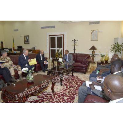 Le ministre de la Défense Jean-Yves Le Drian s'entretient avec le Premier ministre malien Diango Cissoko à Bamako, au Mali.