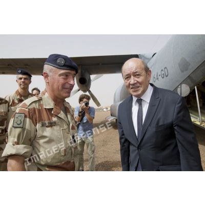 Le ministre de la Défense Jean-Yves Le Drian est accueilli par le général Bernard Barrera au poste de commandement interarmées de théâtre (PCIAT) de Bamako, au Mali.