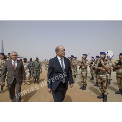 Accueil du ministre de la Défense Jean-Yves Le Drian par un détachement du 1er régiment d'hélicoptères de combat (1er RHC) au poste de commandement interarmées de théâtre (PCIAT) de Bamako, au Mali.