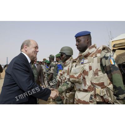 Le ministre de la Défense Jean-Yves Le Drian rencontre des officiers ivoiriens de la mission internationale de soutien au Mali sous conduite africaine (MISMA) à Gao, au Mali.