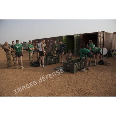 Des artilleurs du 68e régiment d'artillerie d'Afrique (RAA) et du 11e régiment d'artillerie de marine (RAMa) réintègrent leurs munitions dans des caisses à Gao, au Mali.