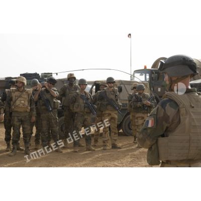 Un officier dirige un briefing auprès de sa troupe pour le départ d'un convoi depuis Gao, au Mali.