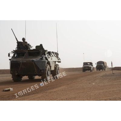 Un véhicule de l'avant blindé (VAB) sécurise la route d'un convoi à Gao, au Mali.