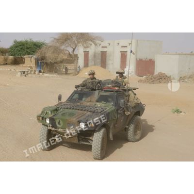 Un véhicule blindé léger (VBL) patrouille dans les rues de Gao, au Mali.
