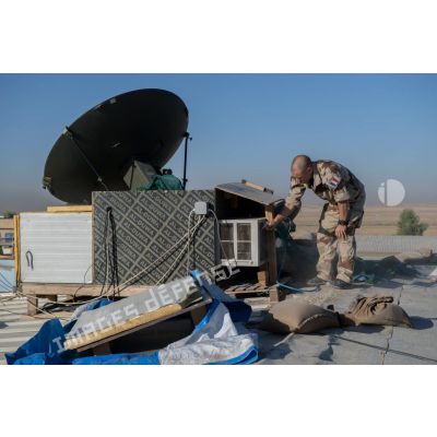 Un élément du 28e RTrs entretient les antennes et les appareils de transmission SIC (système d'information et de communication) sur la base aérienne d'Erbil à l'est de Mossoul, dans le Kurdistan irakien