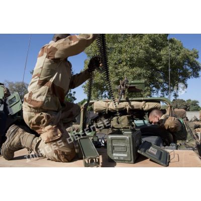 Des légionnaires du 1er régiment étranger de cavalerie (1er REC) alimentent la mitrailleuse ANF1 de leur véhicule léger tout terrain (VLTT) Peugeot P4 à Markala, au Mali.