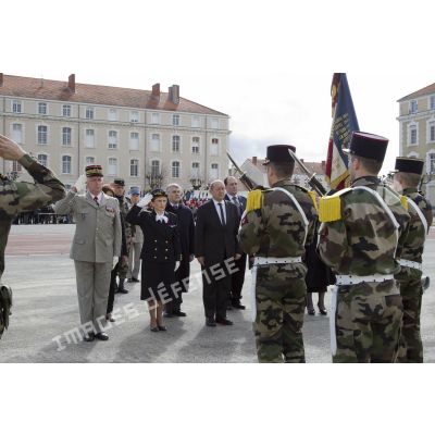 Le ministre de la Défénse Jean-Yves Le Drian rend honneur au drapeau du 1er régiment d'infanterie de marine (1er RIMa) aux côtés d'élus locaux à Angoulême.