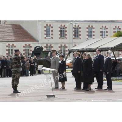 Le lieutenant-colonel Patrick Martini, chef de corps suppléant du 1er régiment d'infanterie de marine (1er RIMa), salue le ministre de la Défense Jean-Yves Le Drian aux côtés d'élus locaux à Angoulême.