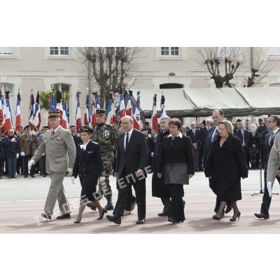 Le ministre de la Défense Jean-Yves Le Drian évolue sur la place d'armes du 1er régiment d'infanterie de marine (1er RIMa) aux côtés d'élus locaux à Angoulême.