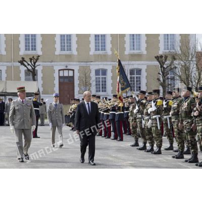 Le ministre de la Défense Jean-Yves Le Drian passe les troupes du 1er régiment d'infanterie de marine (1er RIMa) en revue aux côtés du général Bertrand Ract-Madoux à Angoulême.