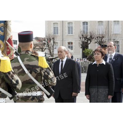 Le ministre de la Défénse Jean-Yves Le Drian rend honneur au drapeau du 1er régiment d'infanterie de marine (1er RIMa) aux côtés de la famile Van Dooren à Angoulême.