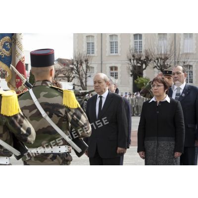 Le ministre de la Défénse Jean-Yves Le Drian rend honneur au drapeau du 1er régiment d'infanterie de marine (1er RIMa) aux côtés d'élus locaux à Angoulême.