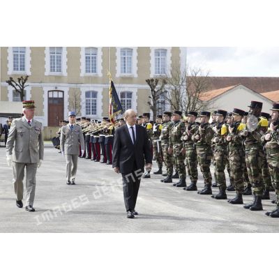 Le ministre de la Défense Jean-Yves Le Drian passe les troupes du 1er régiment d'infanterie de marine (1er RIMa) en revue aux côtés du général Bertrand Ract-Madoux à Angoulême.