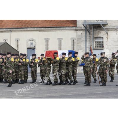 Des marsouins du 1er régiment d'infanterie de marine (1er RIMa) portent le cerceuil du caporal-chef Alexandre Van Dooren pour ses obsèques à Angoulême.