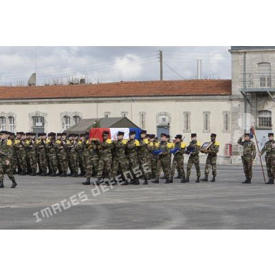 Des marsouins du 1er régiment d'infanterie de marine (1er RIMa) portent le cerceuil du caporal-chef Alexandre Van Dooren pour ses obsèques à Angoulême.